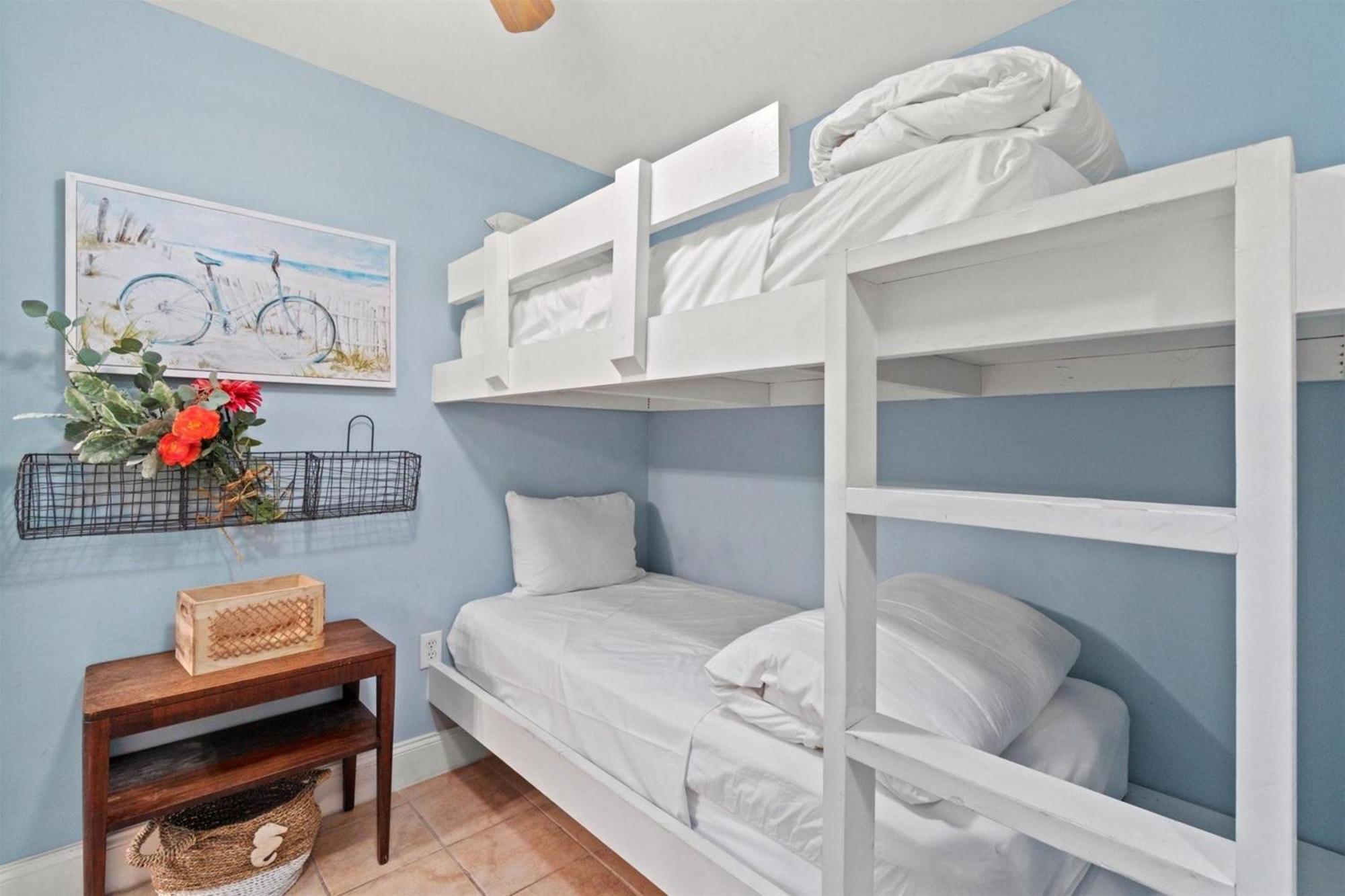 Apartment Laketown Wharf 802
